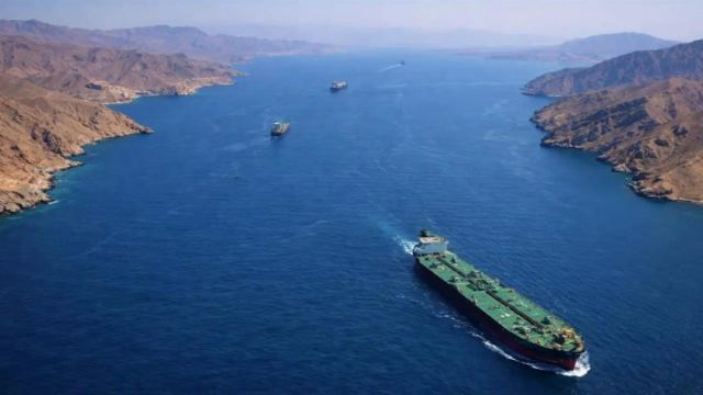 Hürmüz Boğazı'nda kargo gemisine saldırı: İki mürettebat kayıp
