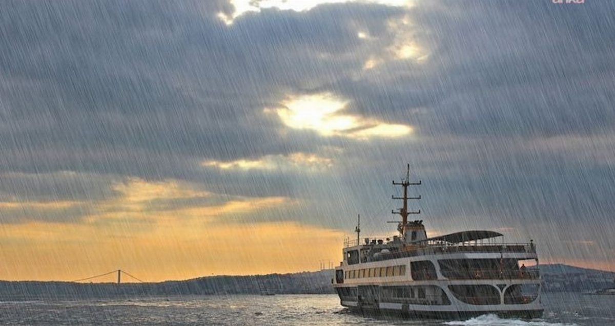İstanbul'da Sağanak Yağışlar Trafiği Kilitledi