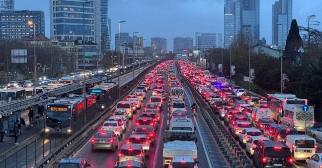 İstanbul'da yağmur, trafik yoğunluğunu artırdı