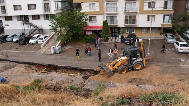 Ankara'da Sel Nedeniyle Çöken Yolda Onarım Çalışmaları Devam Ediyor