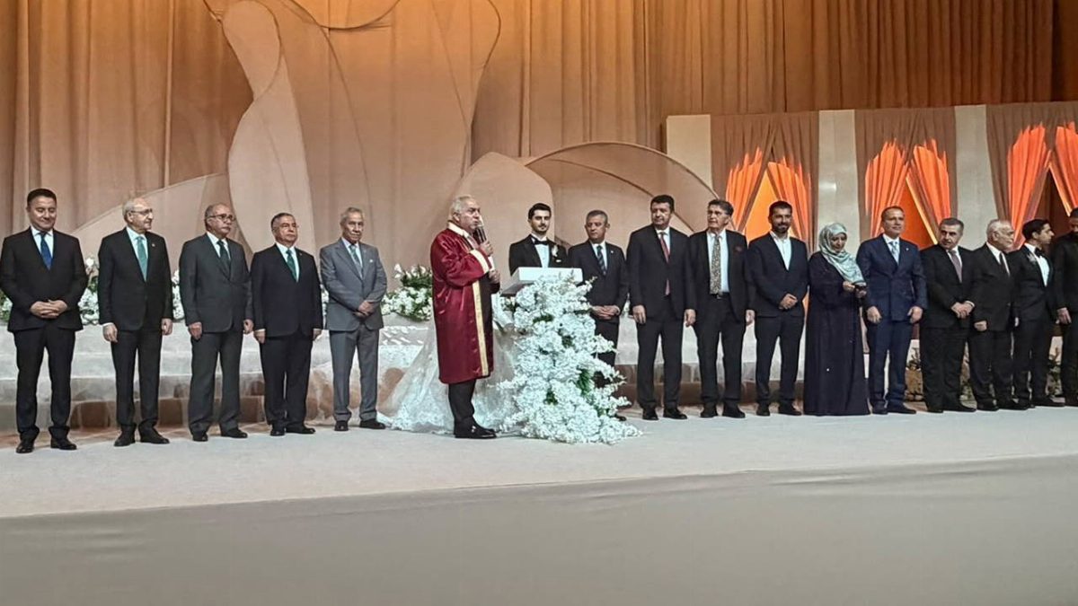 Ahmet Davutoğlu'nun Oğlunun Düğününe Siyasi İsimler Katıldı