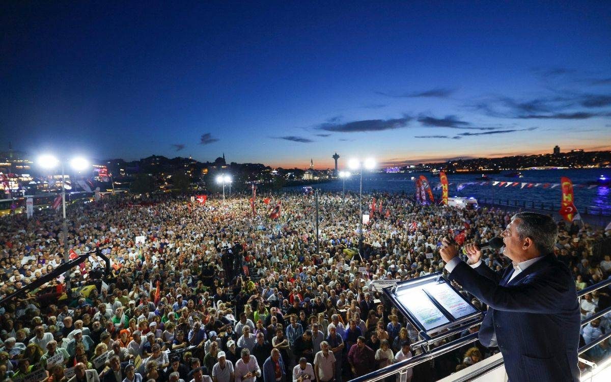 Özgür Özel Üsküdar'da Demokrasi Vurgusu Yaptı