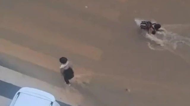 Sultanbeyli'de öğrenci akıntıya kapıldı, sürücü yardım etti