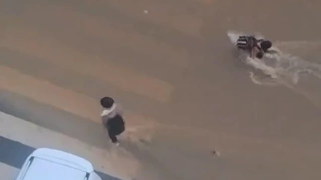 Sultanbeyli'de öğrenci akıntıya kapıldı, sürücü yardım etti