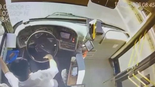 Küçükçekmece'de İETT otobüsü iş makinesine çarptı