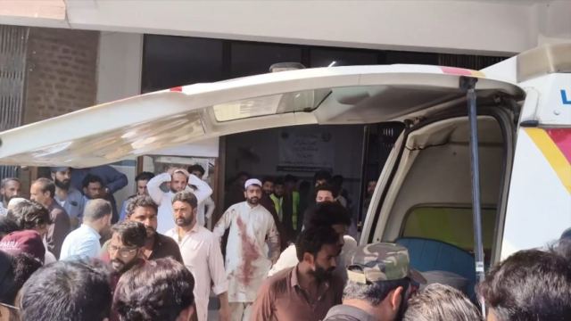 Pakistan'da cami yakınındaki patlamalarda ölü sayısı 23'e yükseldi