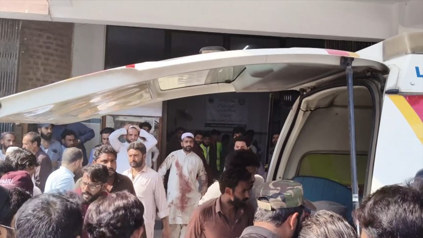Pakistan'da cami yakınındaki patlamalarda ölü sayısı 23'e yükseldi