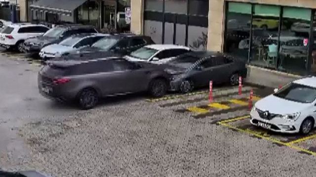 Ömerli Mahallesi'nde kaza, araç kafeye girdi