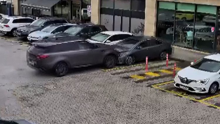 Ömerli Mahallesi'nde kaza, araç kafeye girdi
