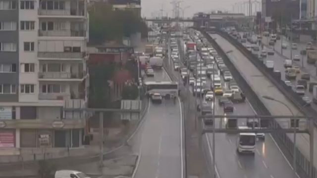 Avcılar D-100 Karayolu'nda servis midibüsü kaza yaptı