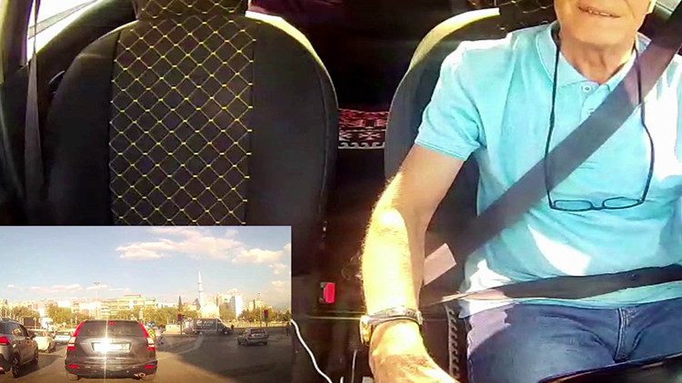 İzmir'de Taksi Şoförü, Fenalaşan Yolcusunu Hastaneye Ulaştırdı
