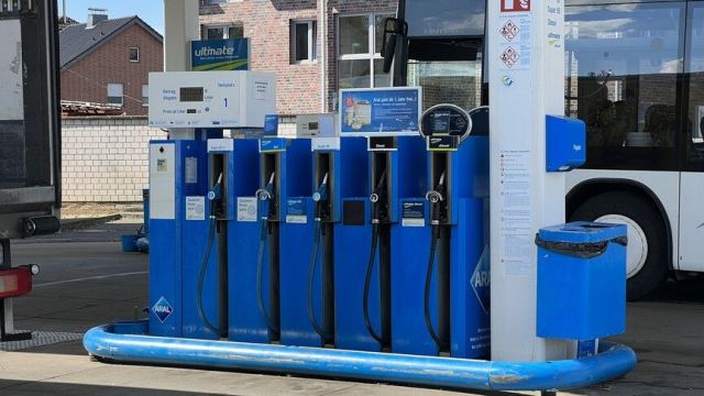 Almanya'da benzin fiyatları tarihi seviyelere ulaştı