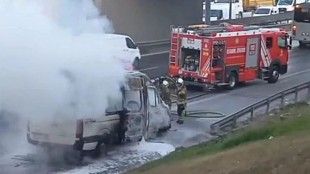 İstanbul'da Servis Minibüsü Seyir Halindeyken Yandı