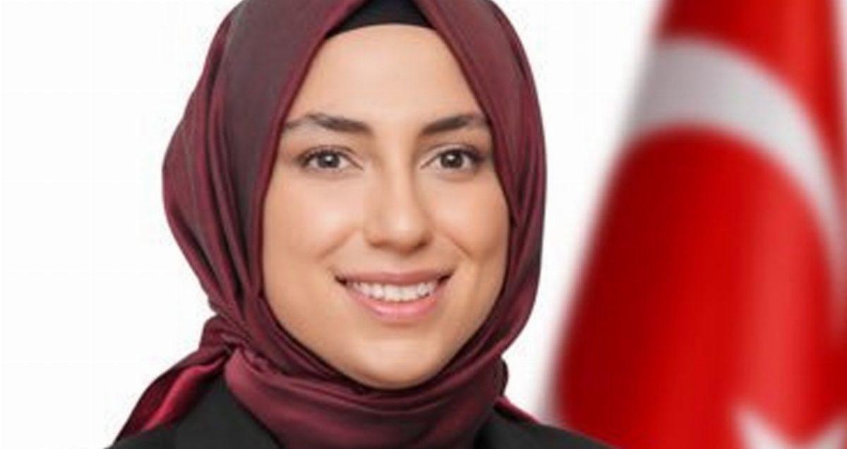 Üsküdar Belediyesi Başkan Yardımcısı Cansu Çelik CHP'den istifa etti