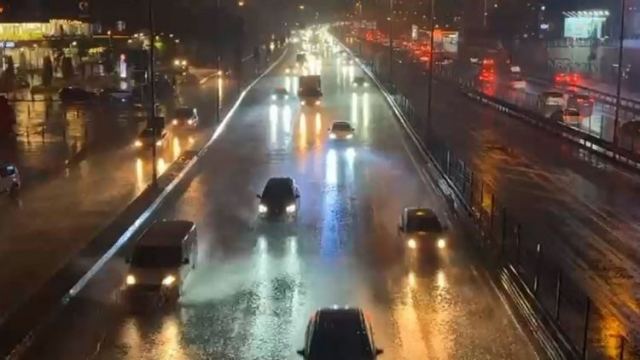 İstanbul'da sağanak yağış etkili oldu