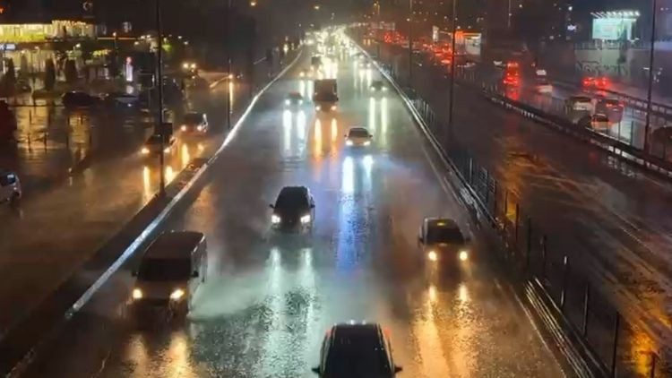 İstanbul'da sağanak yağış etkili oldu