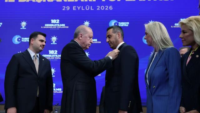 Çiğli Belediye Başkanı Onur Emrah Yıldız AKP'ye katıldı