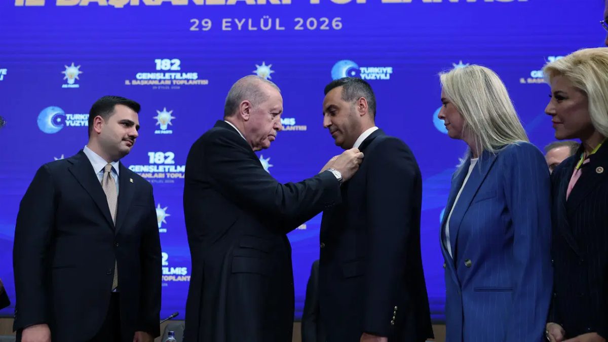 Çiğli Belediye Başkanı Onur Emrah Yıldız AKP'ye katıldı