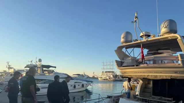 Antalya'da uyuşturucu ve fuhuş operasyonu: Böcek ve oğlu gözaltında