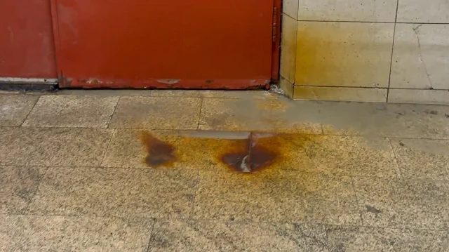 M2 metro hattında su sızıntısı yolcuları endişelendiriyor