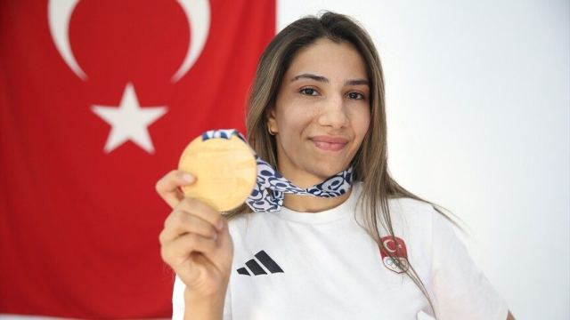 Zehra Demirhan, Akdeniz Oyunları'ndan altın madalya ile döndü