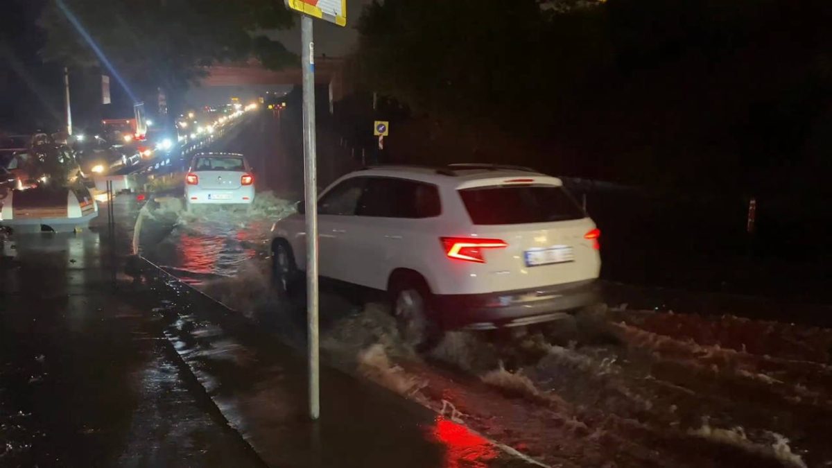 İstanbul'da sağanak yağış trafiği olumsuz etkiledi