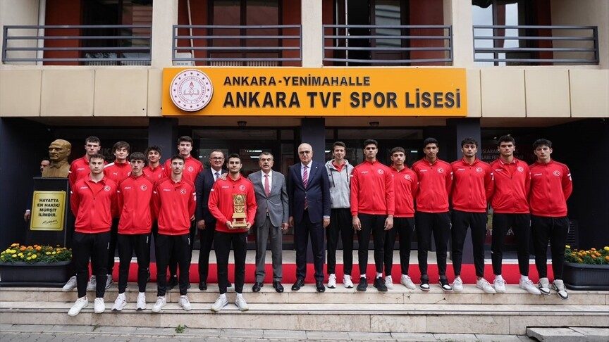 Milli Eğitim Bakanı Tekin, Ankara TVF Spor Lisesinde öğrencilerle buluştu