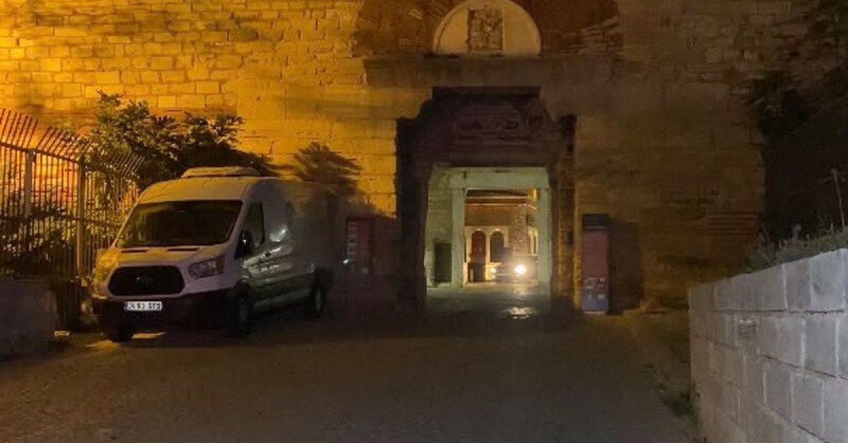 Fatih'te Surların İçinde Erkek Cesedi Bulundu