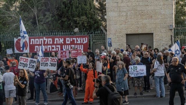 İsrailliler Netanyahu hükümetine karşı seçim öncesi protesto düzenledi