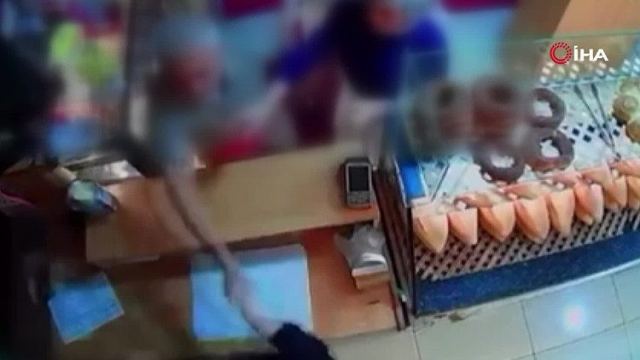 Bağcılar'da fırıncı kadına çocuklarının önünde saldırı