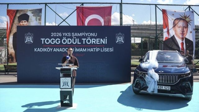 Kadıköy Anadolu İmam Hatip Lisesi, YKS'de dereceye girene Togg hediye etti