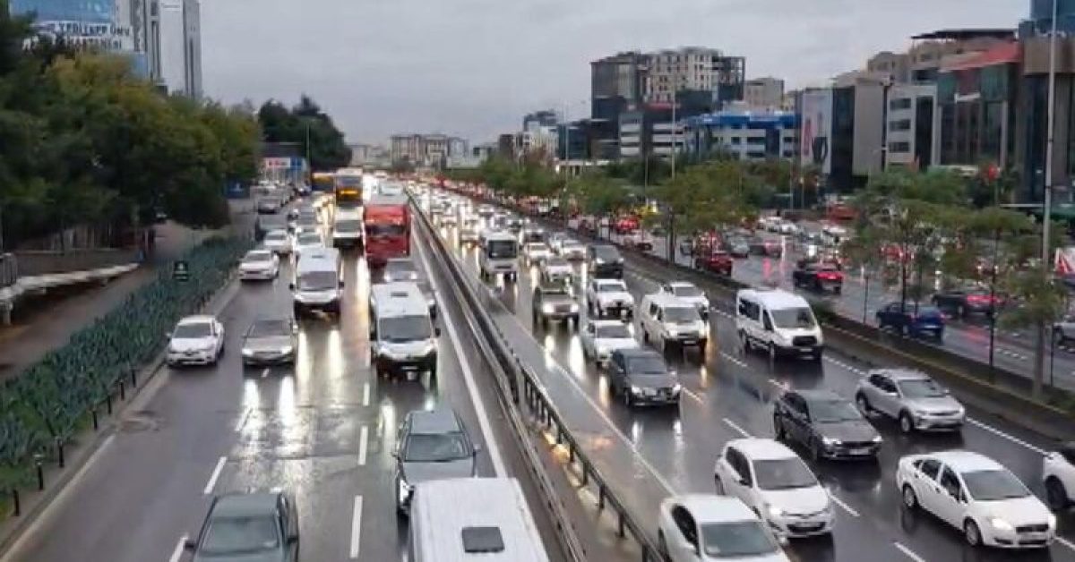 İstanbul'da Sağanak Sonrası Trafik Yoğunluğu Yüzde 62'ye Ulaştı