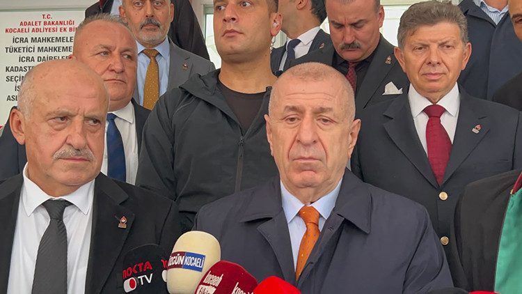 Ümit Özdağ, Kocaeli'de 'tehdit' suçlamasıyla hakim karşısına çıktı
