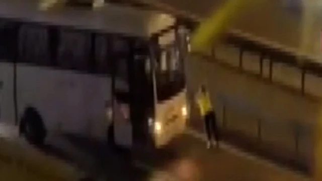 Sultangazi'de Trafik Polisi Arızalanan Midibüsü İtti