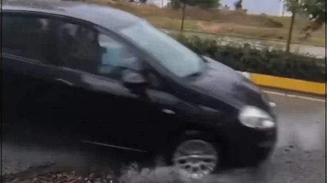 Sancaktepe'de Açık Bırakılan Çukur Araçlara Zarar Verdi