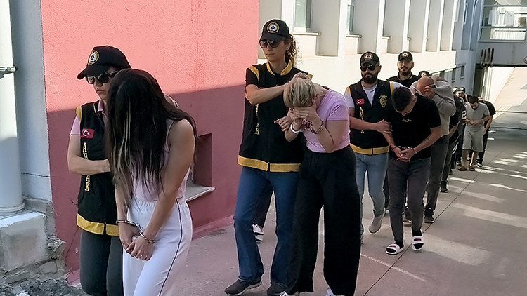 İstanbul'da Masaj Salonlarına Fuhuş Operasyonu Yapıldı