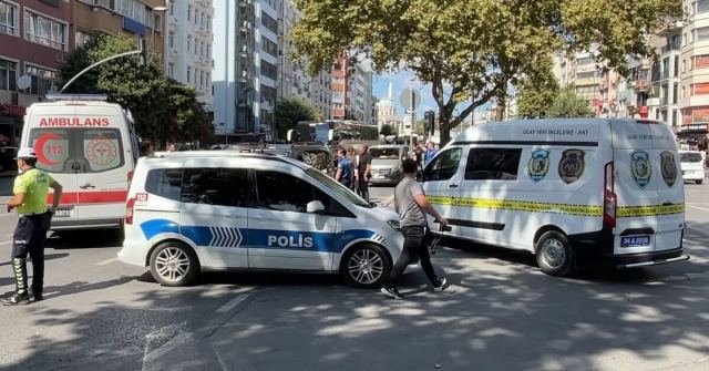 Fatih'te kırmızı ışıkta geçen gence iki araç çarptı