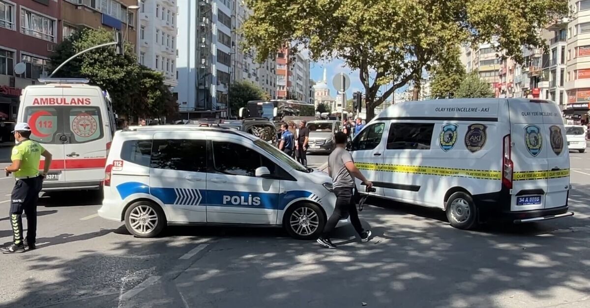 Fatih'te kırmızı ışıkta geçen gence iki araç çarptı