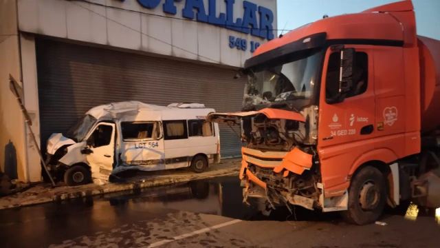 Ümraniye'de servis minibüsü ile İSTAÇ kamyonu çarpıştı