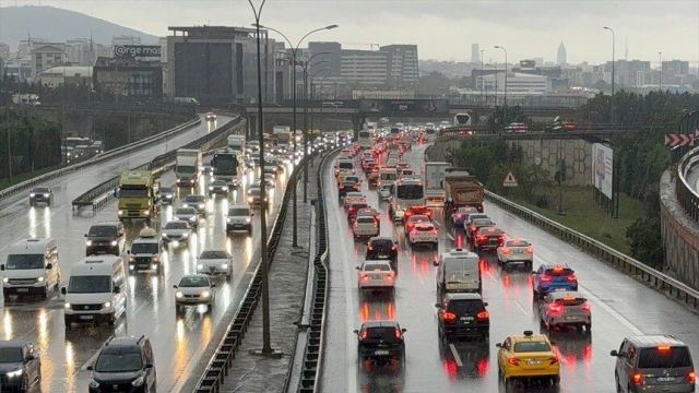 İstanbul'da yağış nedeniyle sabah saatlerinde trafik yoğunluğu oluştu