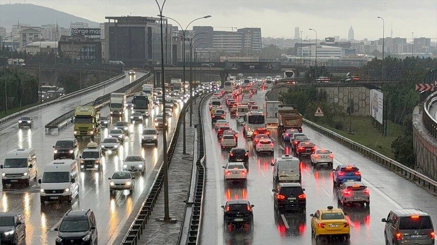 İstanbul'da yağış nedeniyle sabah saatlerinde trafik yoğunluğu oluştu