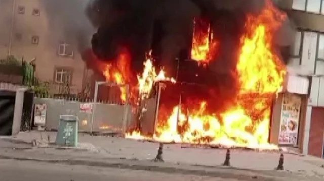 Pendik'te iş yerinde çıkan yangın itfaiye tarafından söndürüldü