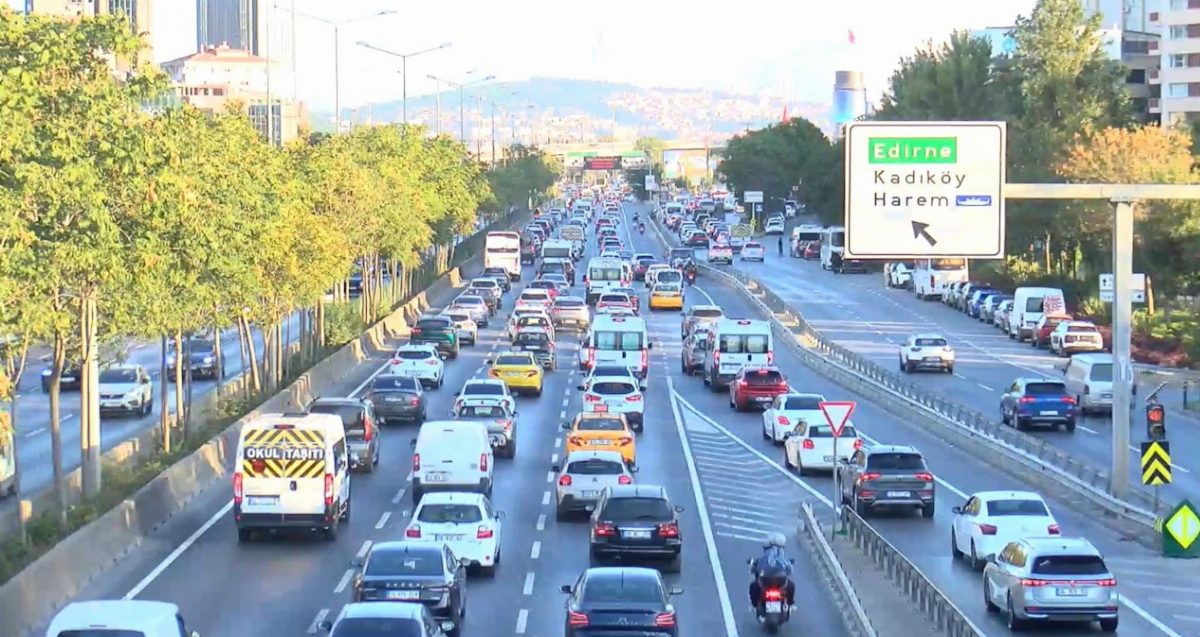 İstanbul'da okullar açıldı, trafik yoğunluğu arttı