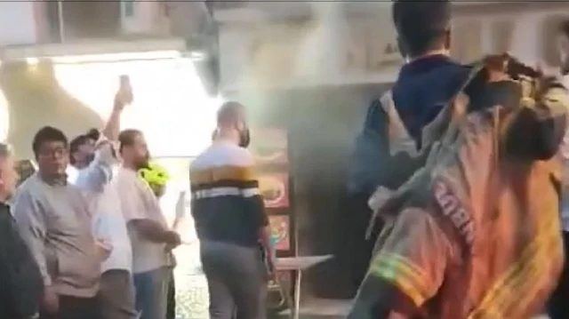 Fatih'te Baca Yangını: Dürümcüdeki Alevler Çatıya Sıçradı