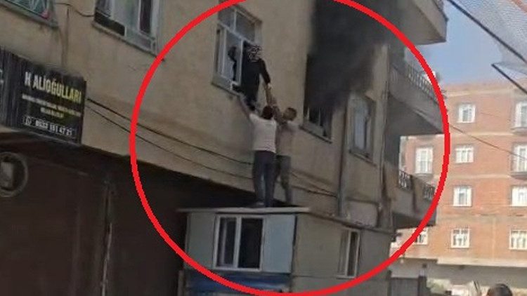 Bismil'de 3 katlı binada yangın, mahsur kalan kadın kurtarıldı