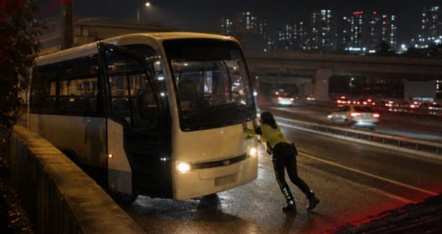 Sultangazi'de Kadın Polis Arızalanan Midibüsü İtti
