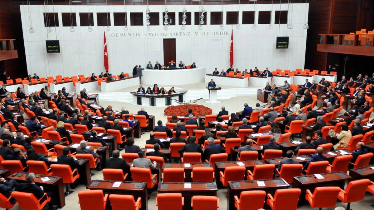 LGBTİ derneklerine yönelik operasyonlar İstanbul'da gündeme geldi