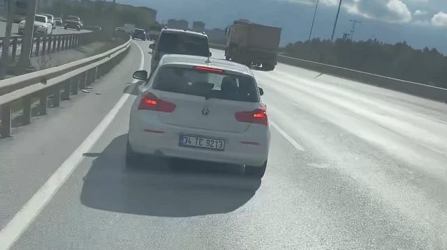 İstanbul'da Ambulansa Yol Vermeyen Sürücüye Tepki Yağdı