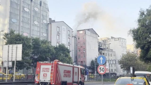 Beyoğlu'nda iş yerinde yangın: Alevler çatıyı sardı