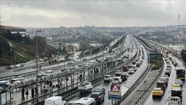 İstanbul'da trafik yoğunluğu yağışlar nedeniyle arttı